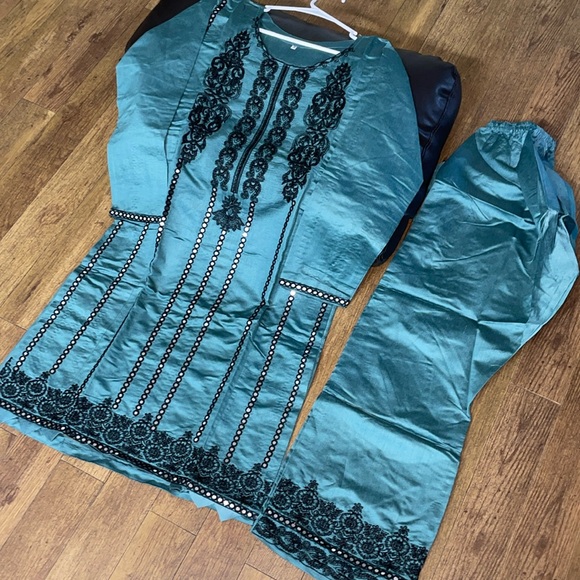 Pakistani embroidered mirror work suit - Picture 4 of 16